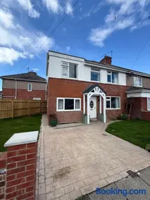 ResiLets - THE NEWLAND Large 5 Bed IDEAL for Contractors Holidaymakers - Image 3