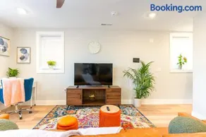 Elegant Urban Escape - 2 Bedrooms, 1 king Bed and 1 Queen Bed, Gated Private Entrance and Parking - Image 3
