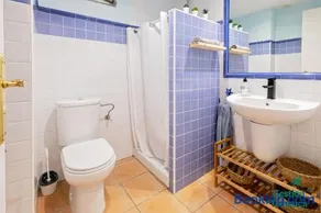 Piso en urbanización con piscina, pádel, tenis y golf - Image 4