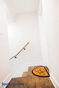 Joynest Loft - Private Entry & Bath - Image 2