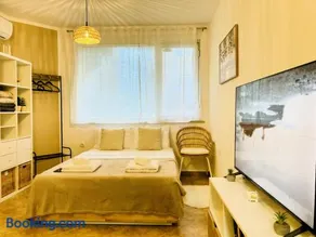 Cozy & Colourful 1 BDR Apartment with Free Street Parking - Image 2
