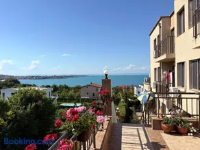 Luna Seaview Apartment - Image 1