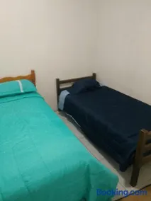 Aconchegante , espaçosa, acomoda 10 pessoas , centralizada perto da praia - Image 4
