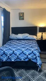 cozzy room with private entrance and drive way - Image 1