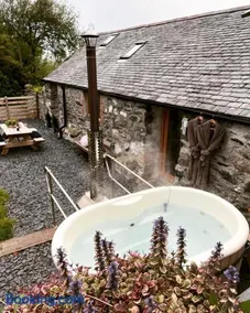 Romantic Snowdonia Cottage with Hot tub, sea & mountain views - Image 4