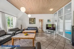 Large 18-Person Pool House With Outdoor Hot Tub, Outdoor Sauna And Enclosed Terrace - Image 5