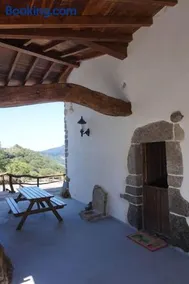 Asturias Retreats Apartamentos rurales con encanto y vistas a la montaña entre Cangas de Onís y Ribadesella - Image 1