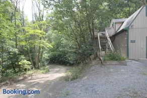 Mountain Getaway with Lake View - Image 5