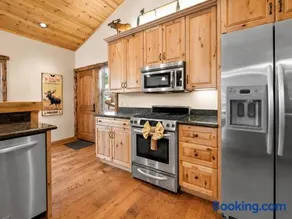 Monterey Pines - Log Cabin in Moonridge, Walk to Zoo & Shops, BBQ - Image 2