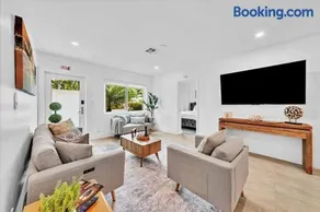 Sunny Days Getaway, 5BD Heated Pool Family Home! - Image 1