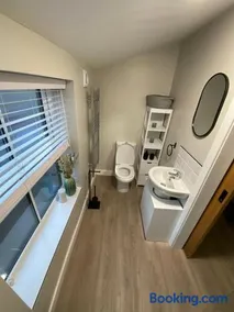 #105 The Old Bakery - Beautiful Cottage - 5 mins to Webb Ellis Rugby Museum - Sleeps 4 -" Perfect for Contractors and Small Families - Free Parking" - Image 4