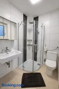 Ferienwohnung "Sorgenfrei" in Coburg ! - im EG mit Privatparkplatz & Balkon - Image 3