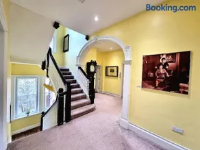 Spacious 4 Bedroom Maisonette in Central Matlock with River Views & Wi-Fi - Image 1