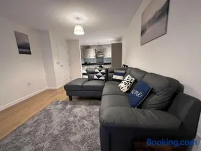 Modern 2 bed 2 bath Flat Close to Train station - Image 3