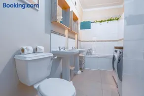 Victorian High Street flat, parking, WiFi - Image 5