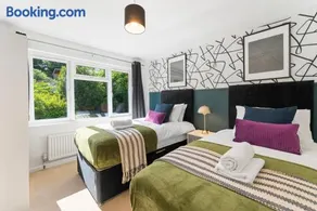 Spacious 4-Bed Home in Bath with Garden - Image 4