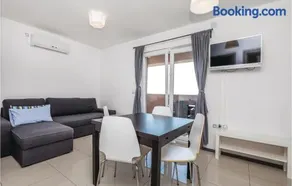 Gorgeous Apartment In Mandre With Wifi - Image 3