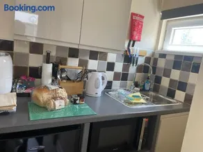 Auntie Bett's - Cosy Double Bedded Ensuite Room with Mini Kitchen - Image 5