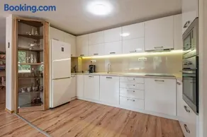 Top Location 3 Bedroom Apartment Next to the Beach - Image 1