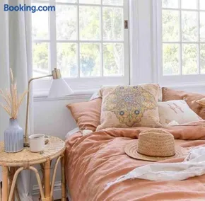 Charming Beach Cottage - Stroll to Cafes, Beach & Creek - Image 4