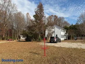 Gamers & Disc Golfers Dream Stay! Spacious 4BR in Peaceful Setting - Image 1