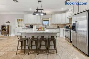 Modern Spacious 3 Bedroom Home - Image 5