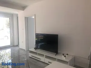 Front Apartment - Image 5