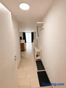 MODERN HOLIDAY APARTMENT Free Parking Free WiFi Fully Equipped 1 to 4 Guests - Image 2