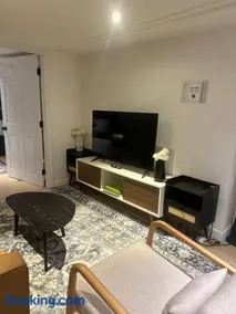 Beautiful and Cozy Apartment 20 mins from Times Sq - Image 4