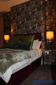 Blackburn Retreat Hot Tub Couples Retreat - Image 4