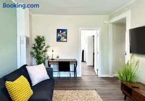 Modern Deluxe Kitchen, King Bed, Laundry, DT Renton close to Valley Med & SeaTac - Image 2