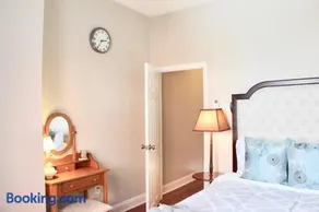 South Philly 3BR Townhome with Private Patio - Image 4