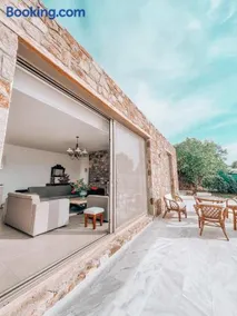 Stone built house next to the beach - Image 4