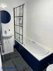Modern 2 Bed Apartment - Blue Madison - Image 3