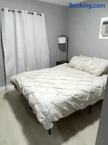 Cosy single-level home with laundry and parking - Image 4