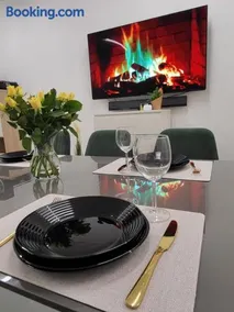 Przestronny Luksusowy Apartament, Klimatyzacja, Duży Parking, Zameldowanie 24h, 2 sypialnie, salon, kuchnia, pralnia, monitoring, 95mkw - Image 1