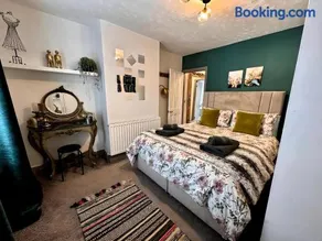 Stylish Uphill Townhouse - Image 2