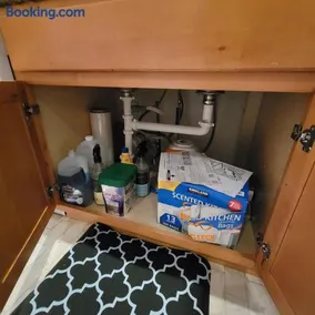 Spacious Comfy 2BR Near HighwayTrain Station - Image 2
