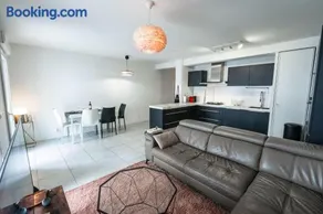 Spacious apartment in Talence - Image 1