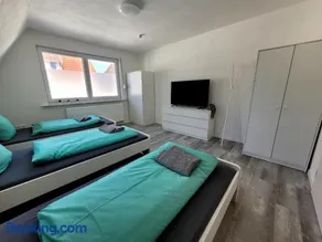 Fischer Apartment 2 - geräumige Monteurs- & Ferienwohnung mit 4 Schlafzimmern - neu renoviert mit privater Terrasse, Smart-TV & voll ausgestatteter Küche - ideal für Arbeit, Gruppen & Familien - Image 1