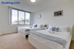 Incredible 1 BR Apt + Den @Crystal City With Gym - Image 2