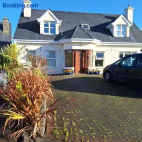 Spacious Twin Bedroom in Listowel - Image 2