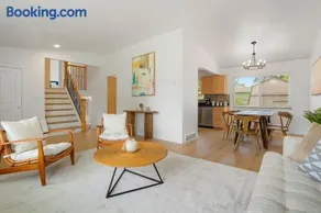 Large Home, 2 Living Rooms, Great for Family/Pets! - Image 3
