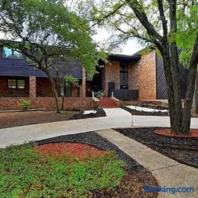 Mansion on 5ac with pool and indoor court, 5bdr, sleeps 14 - Image 5