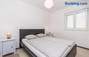Gorgeous Apartment In Mandre With Wifi - Image 5