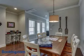 Twin Belmont Homes w 8 King Rooms 4 Living Rooms Sleep Up to 24 Guests Walk to Belmont & Vanderbilt Near Music Row The Gulch & 12 South 2 miles to Broadway Smart TVs Parking 24 Hr Hospitality - Image 5