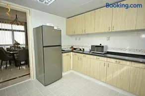 Corniche 3BR Haven - Elegant Seaside Living - Image 3