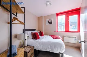 Modern 2BR near Wigan Town Centre - Image 5