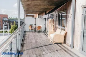 Oakgrove Apartment - 2 Bedroom with Terrance and private parking - Image 2