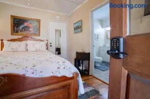 Sleeps 2 Private Entrance, Spa Tub, Near Casino - Image 2